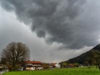 Ortsrand Aschau mit dunkler Gewitterfront Linie neben Haindorfer Berg